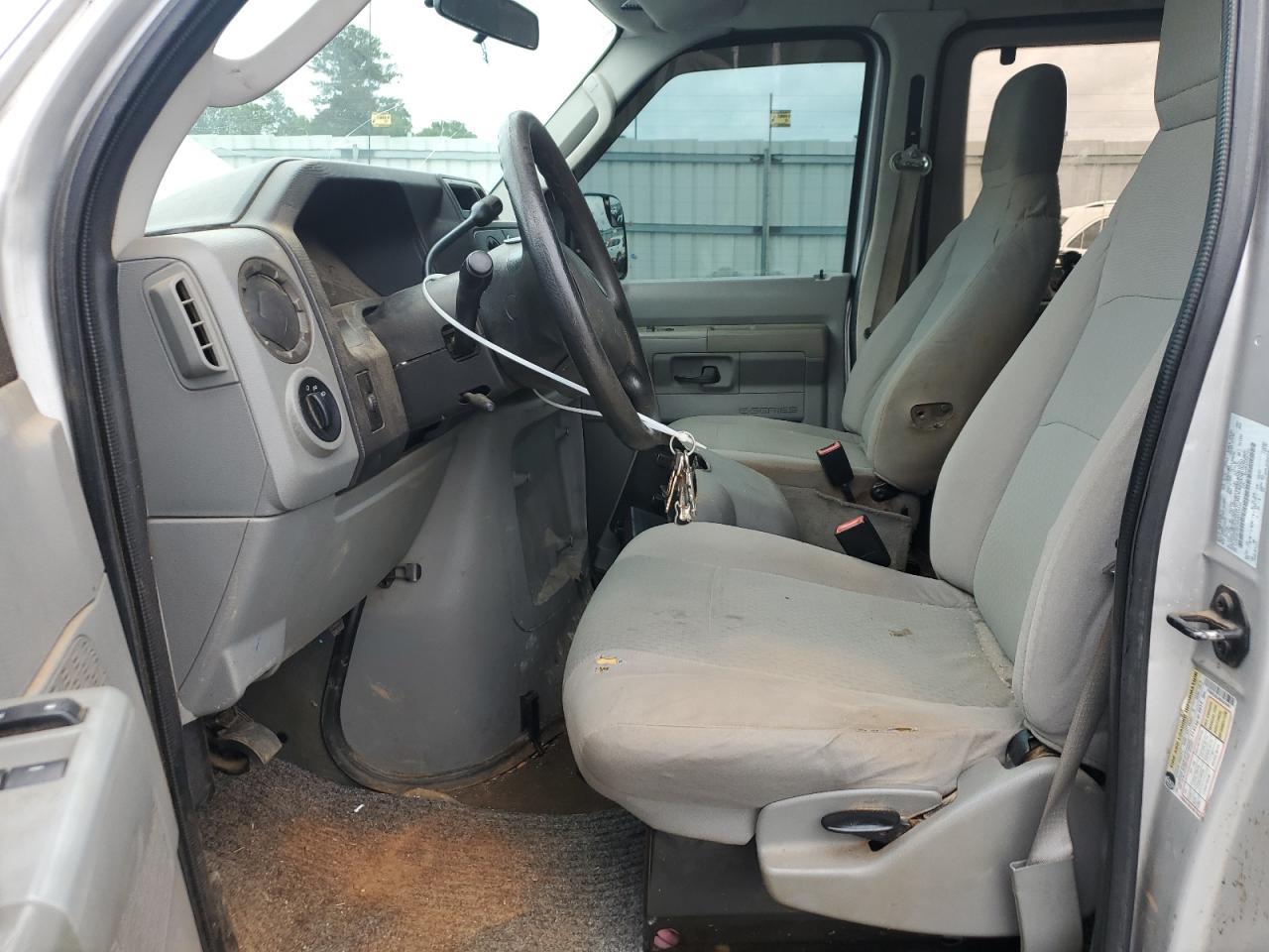 2010 Ford Econoline E350 Super Duty Wagon - Фото 7