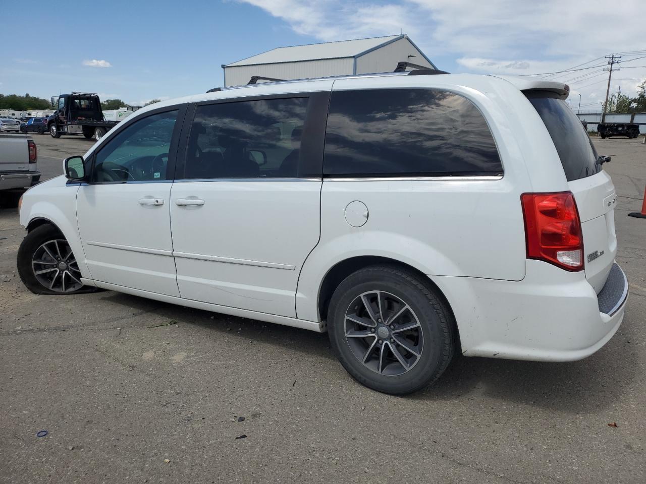 2017 Dodge Grand Caravan Sxt - Image 2