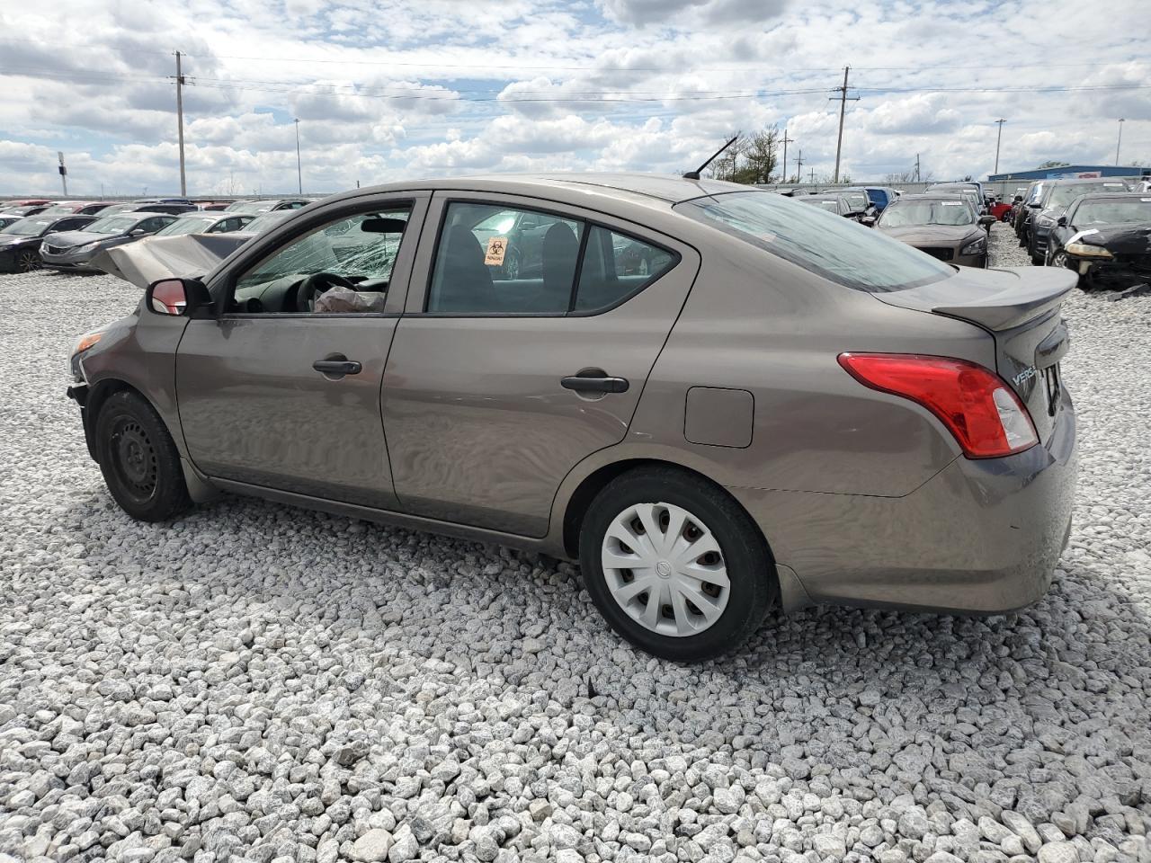 2015 Nissan Versa S - Фото 2