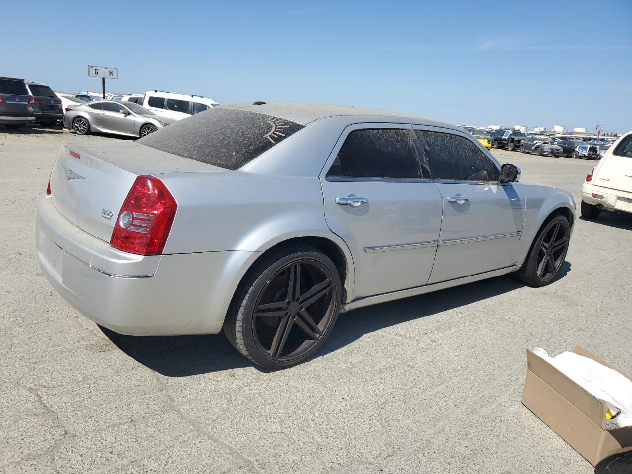 2010 Chrysler 300 Touring - Фото 3