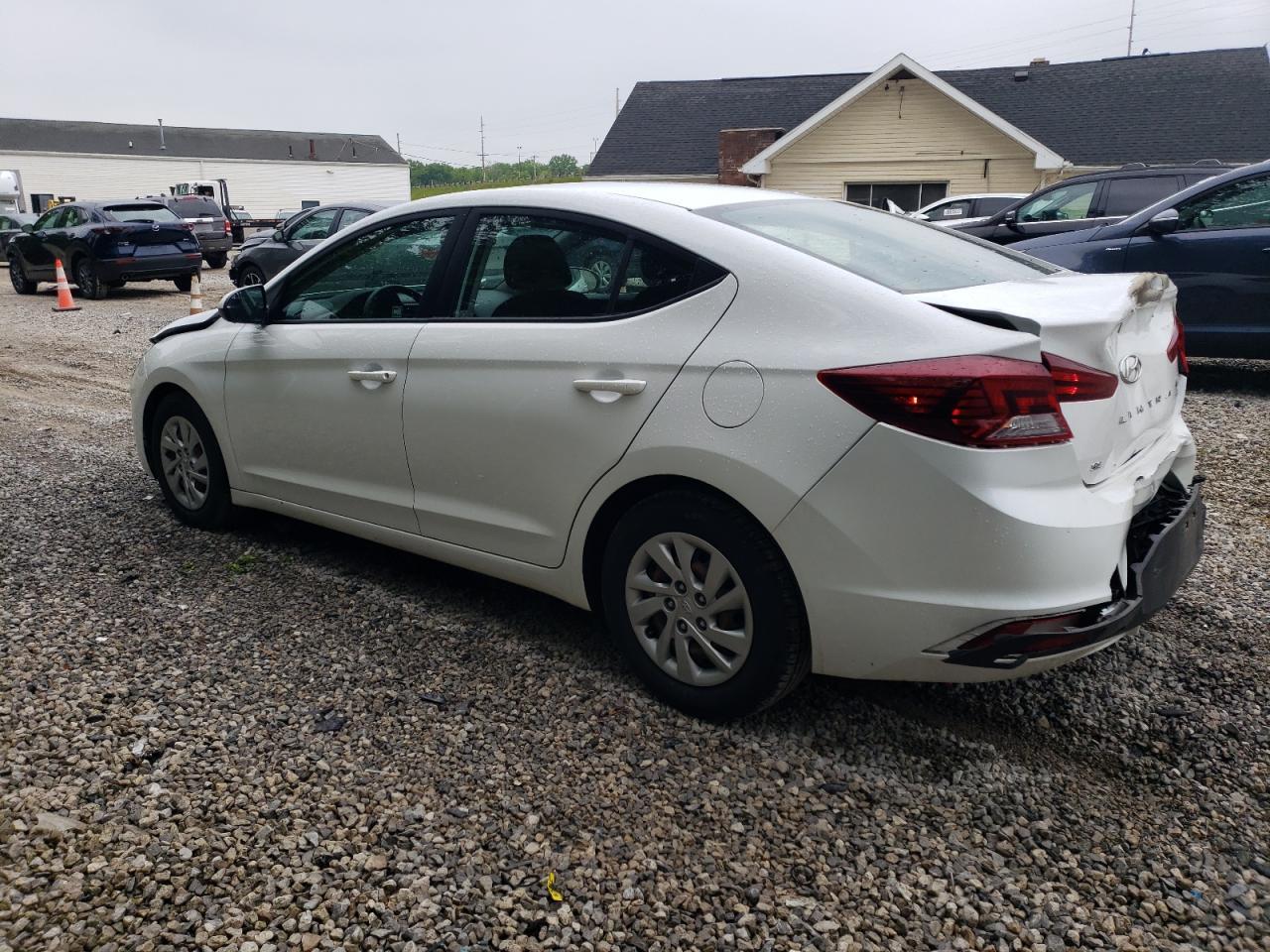 2020 Hyundai Elantra Se - Image 2