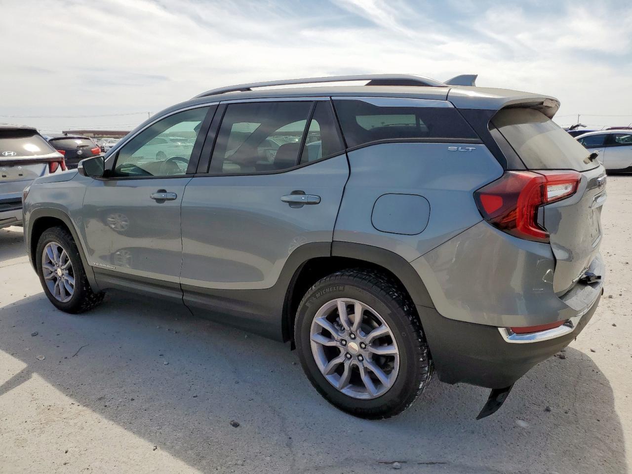 2023 GMC Terrain Slt - Image 2