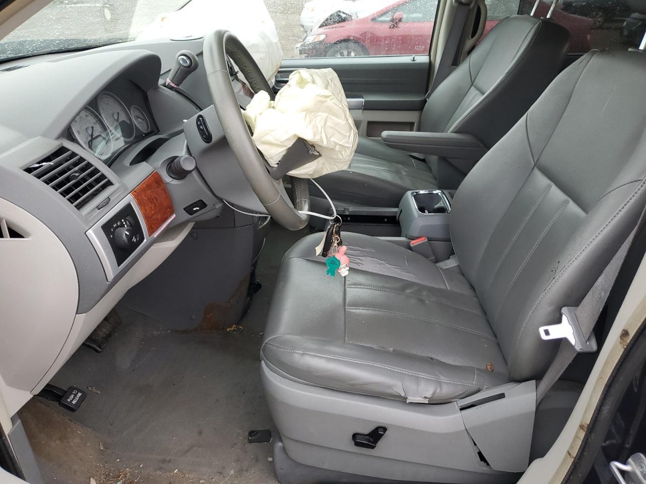 2008 Chrysler Town & Country Touring - Image 7