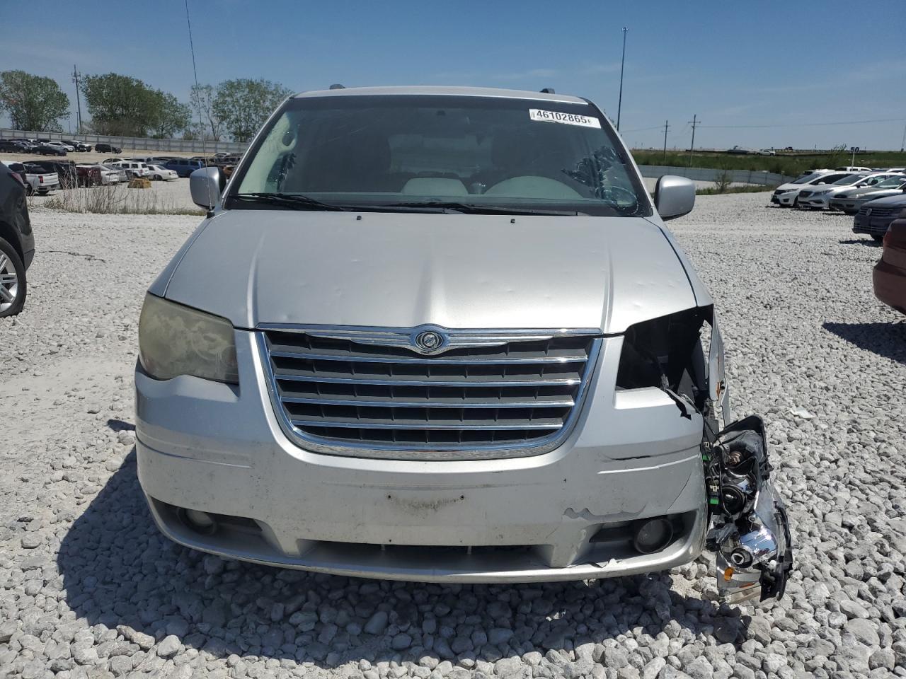 2010 Chrysler Town & Country Touring - Image 5