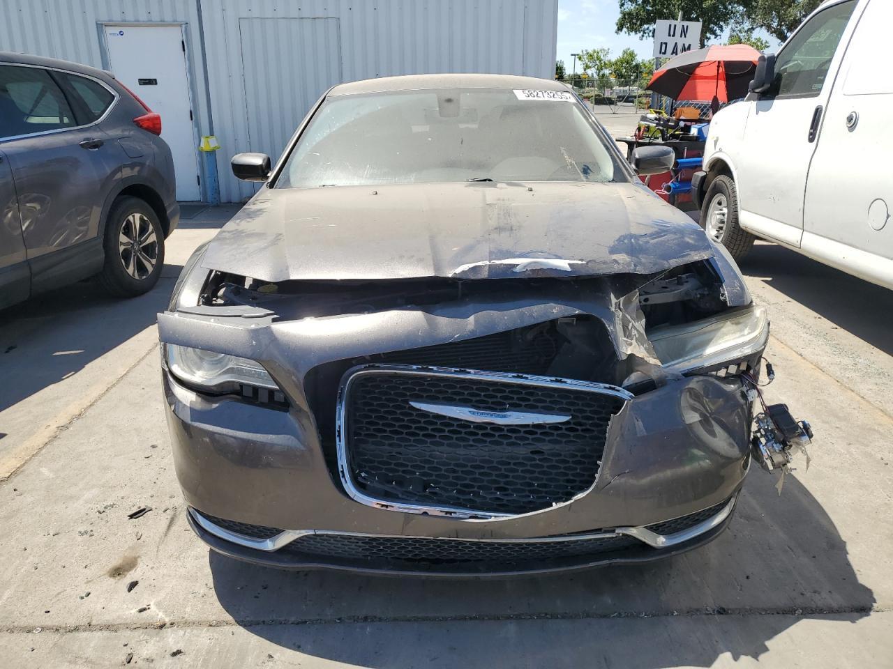 2015 Chrysler 300 Limited - Фото 5