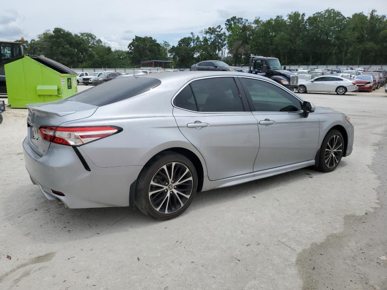 2020 Toyota Camry Se - Фото 3