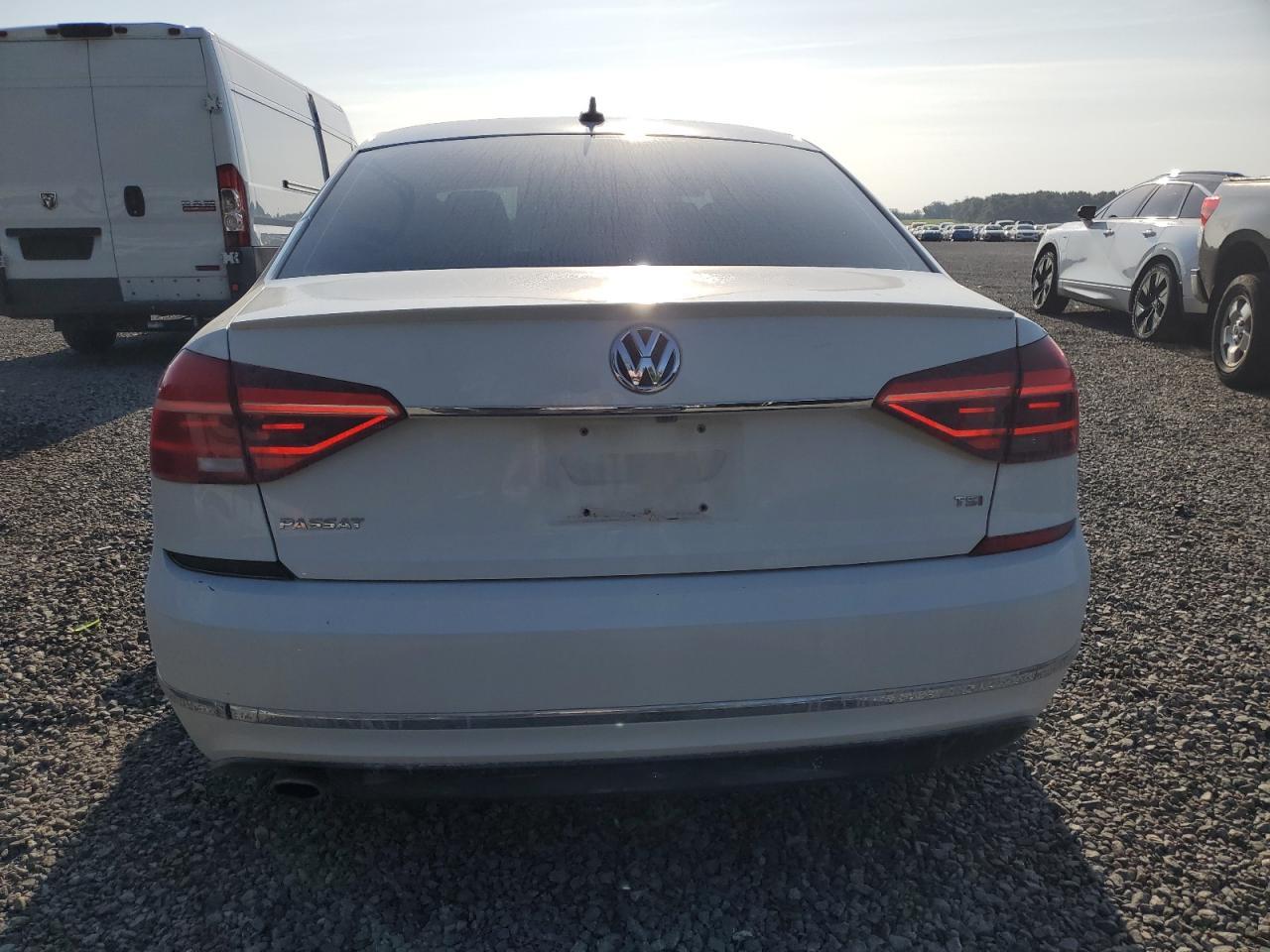 2017 Volkswagen Passat R-Line - Фото 6