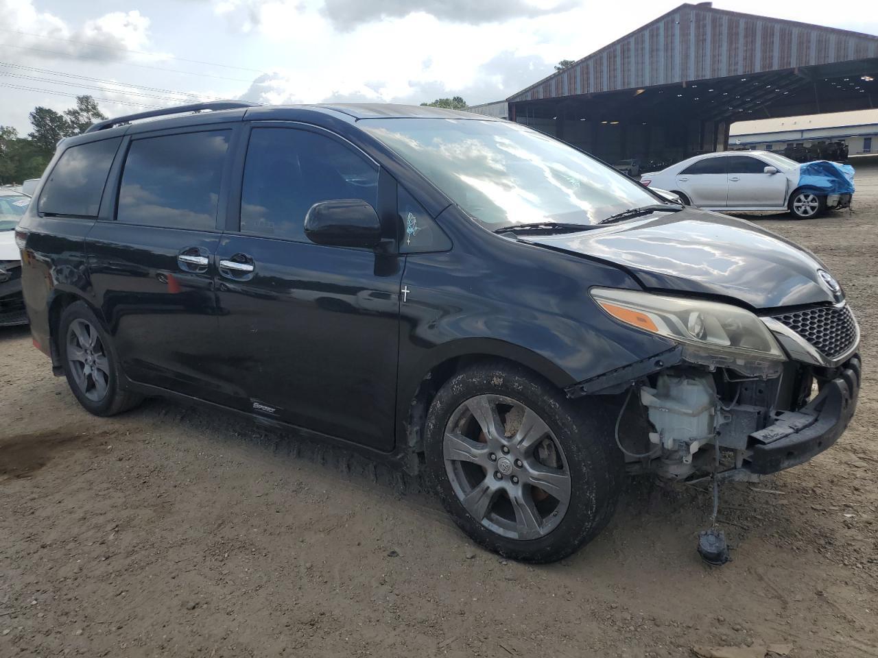 2017 Toyota Sienna Se - Фото 4