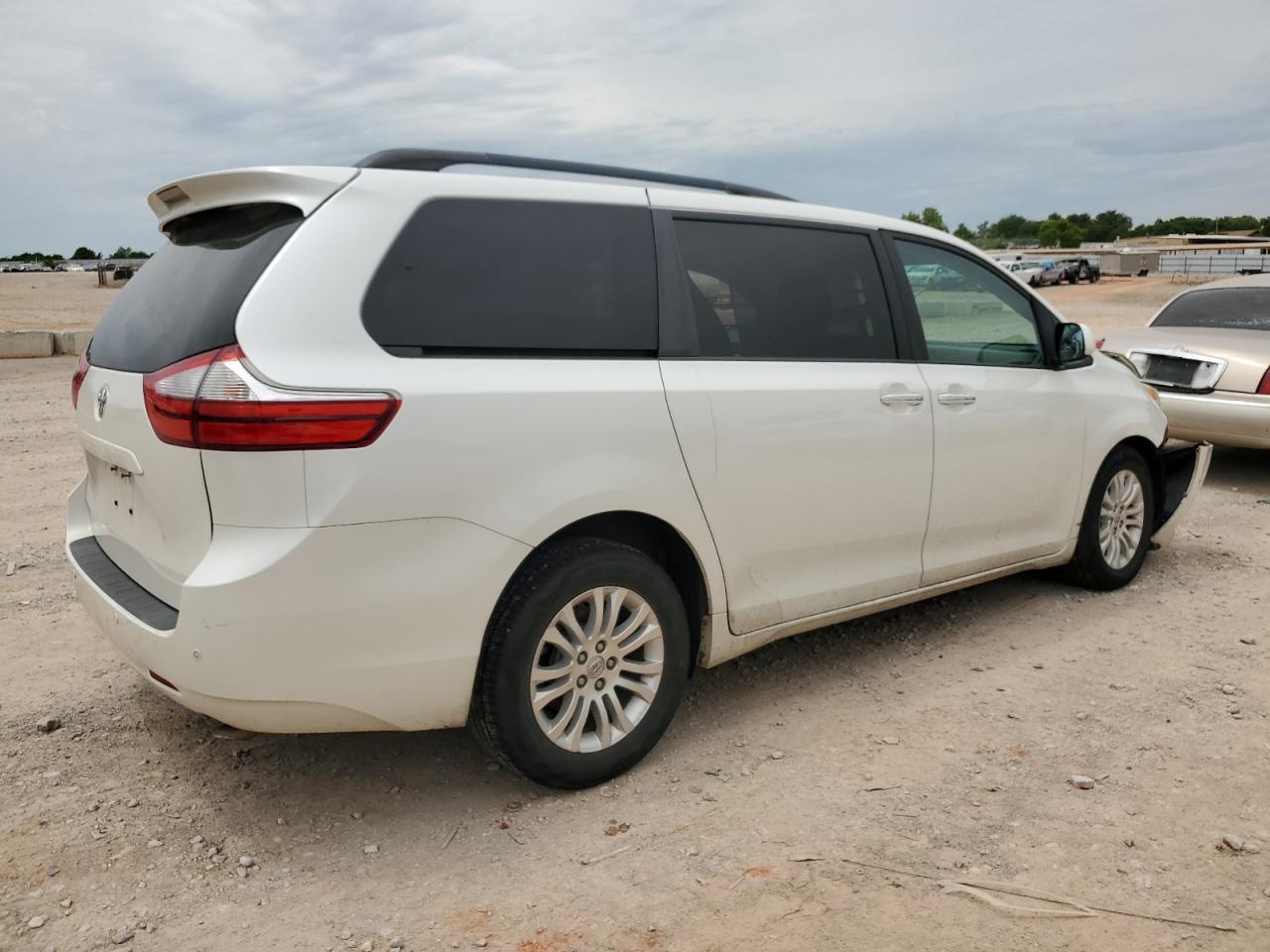 2015 Toyota Sienna Xle - Image 3