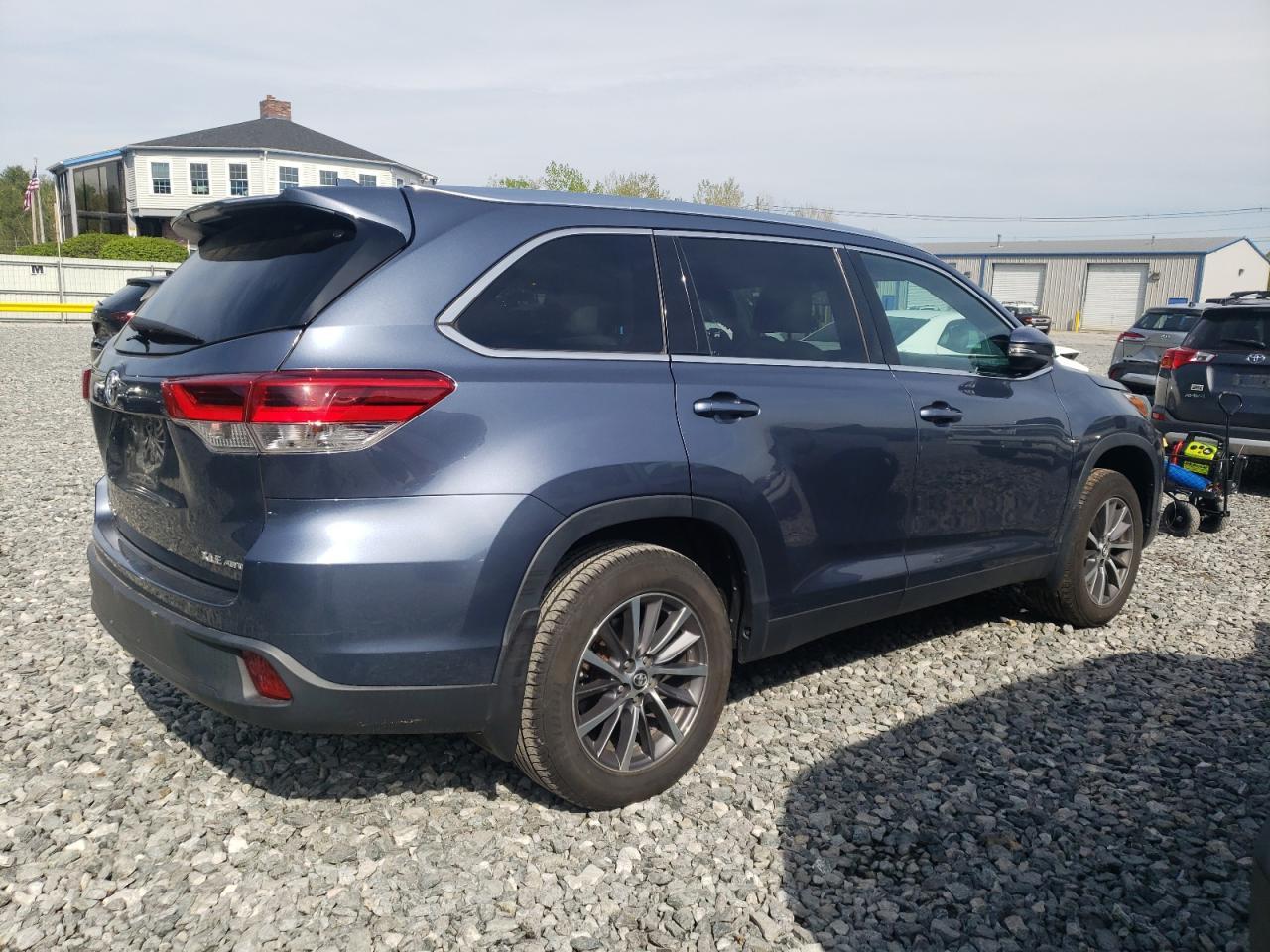 2019 Toyota Highlander Se - Image 3