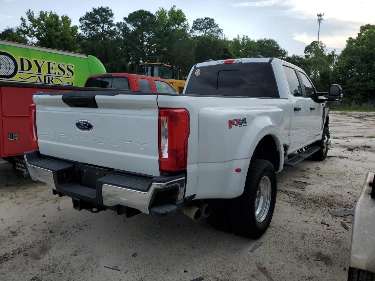 2024 Ford F350 Super Duty - Image 3