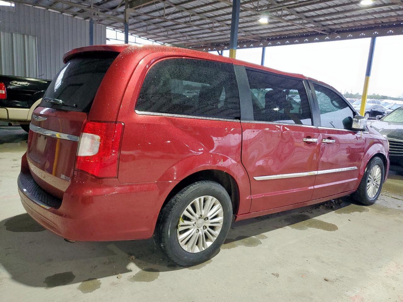 2013 Chrysler Town & Country Touring L - Фото 3