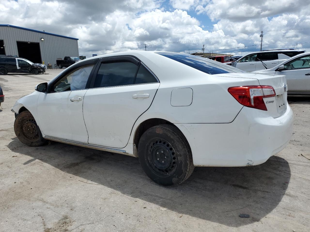 2014 Toyota Camry L - Фото 2