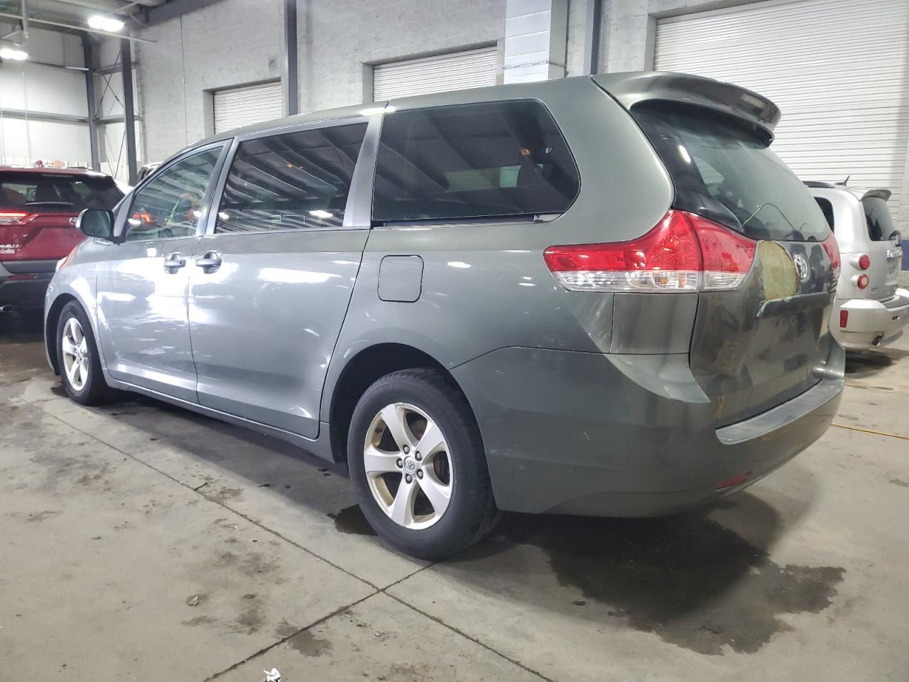 2013 Toyota Sienna - Фото 2