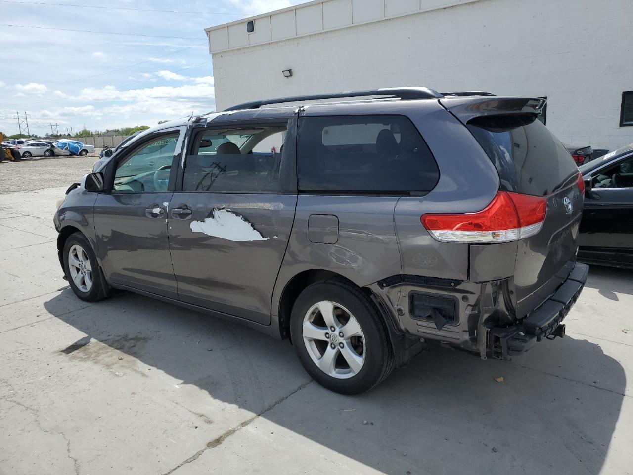 2011 Toyota Sienna Le - Фото 2