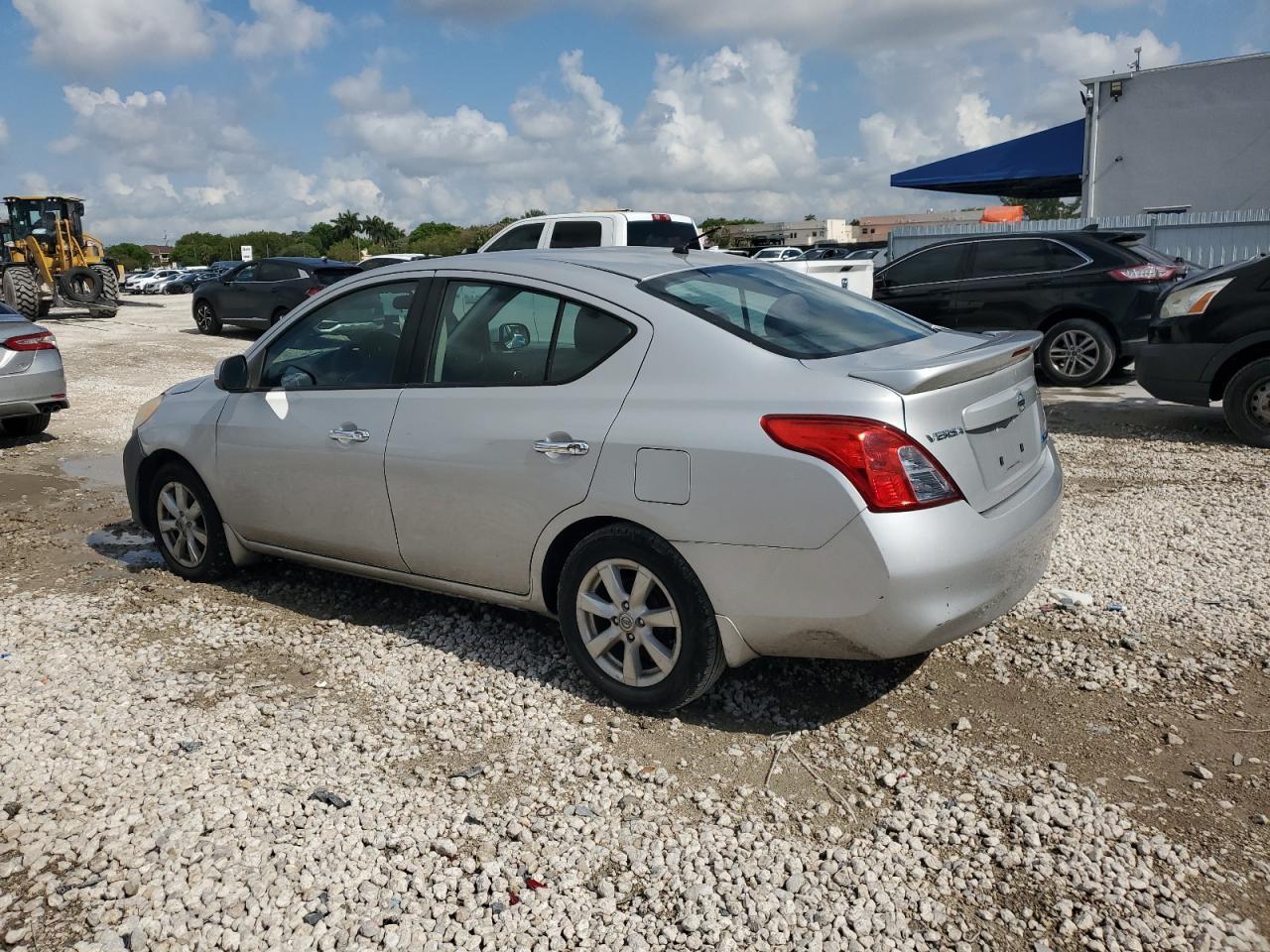 2014 Nissan Versa S - Фото 2