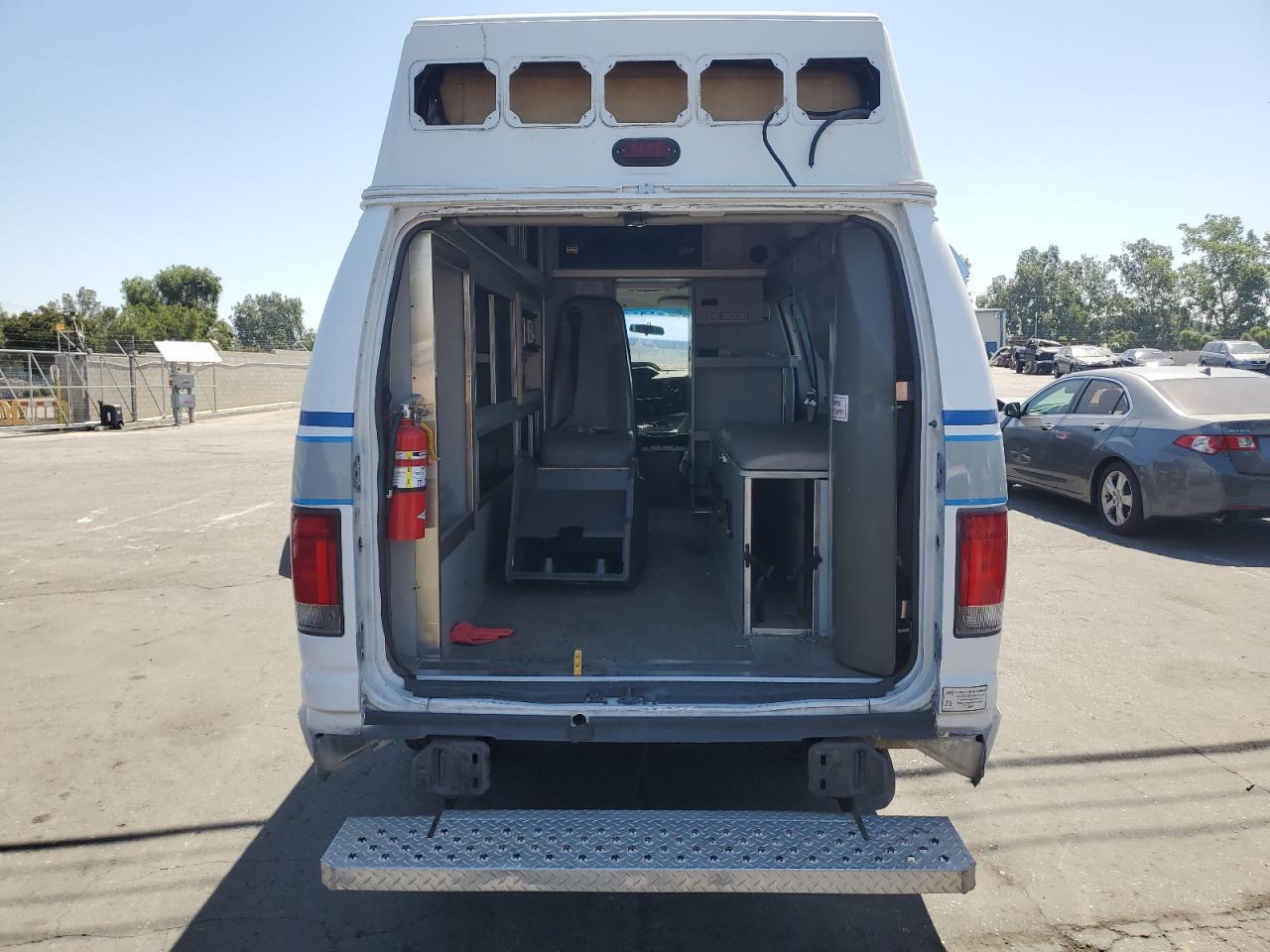 2010 Ford Econoline E350 Super Duty Van - Фото 6