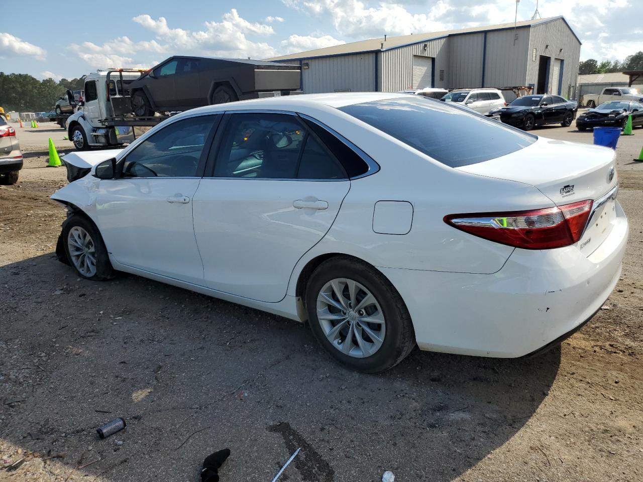 2016 Toyota Camry Le - Фото 2