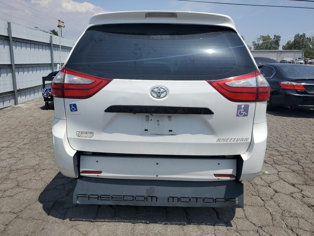 2015 Toyota Sienna - Фото 6