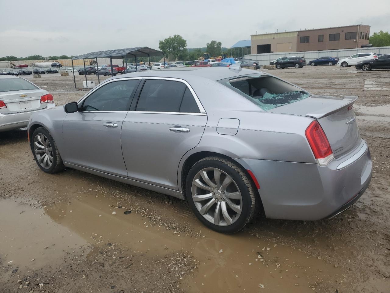 2018 Chrysler 300 Limited - Фото 2