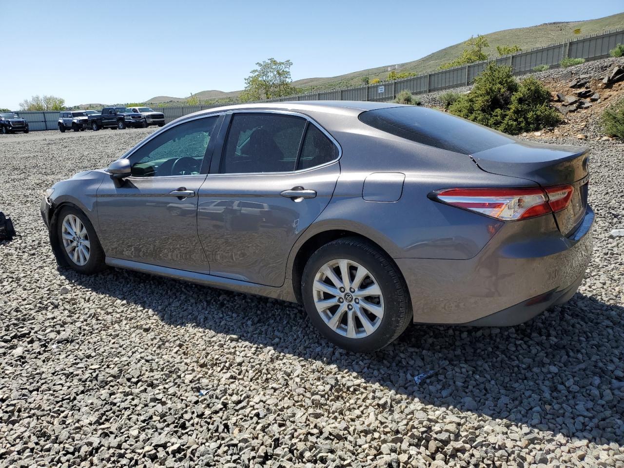 2018 Toyota Camry L - Фото 2