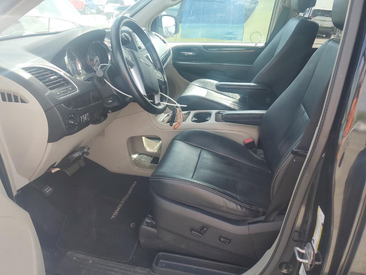 2013 Chrysler Town & Country Touring L - Image 7