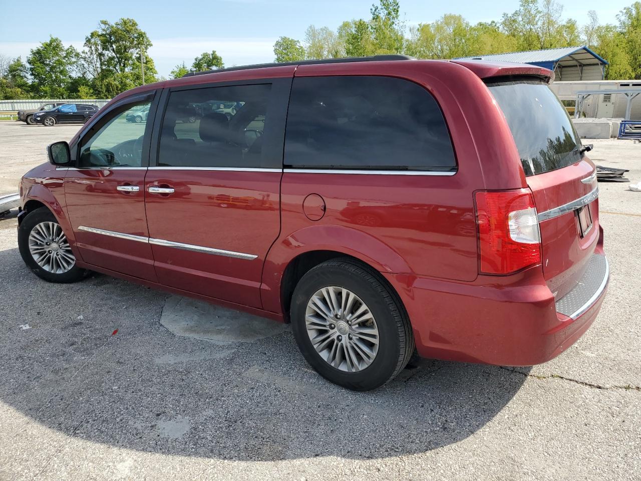 2016 Chrysler Town & Country Touring L - Фото 2