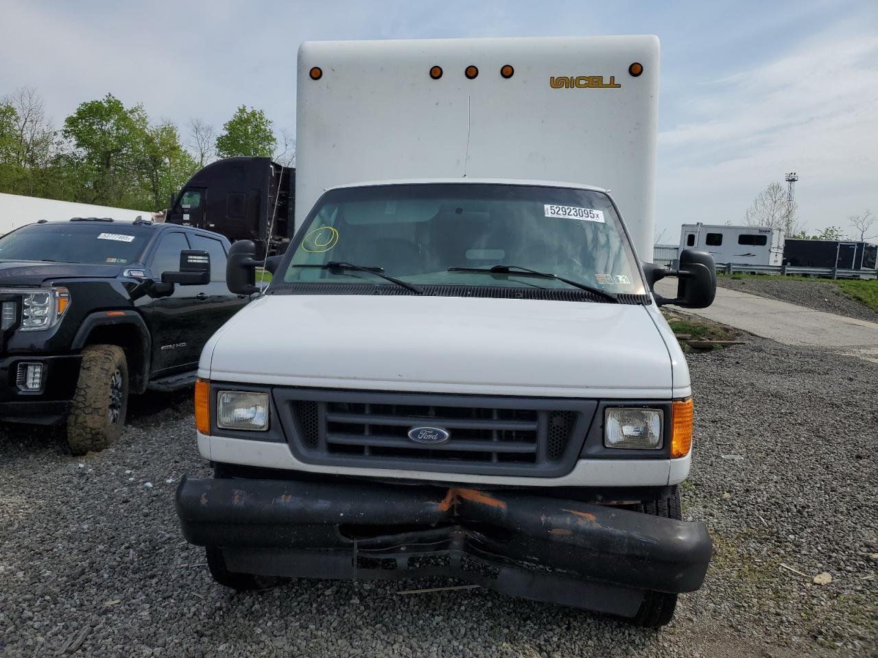 2005 Ford Econoline E350 Super Duty Cutaway Van - Фото 5