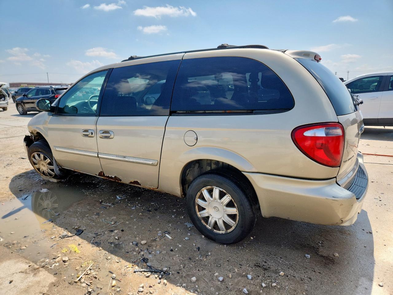 2007 Chrysler Town & Country Touring - Image 2