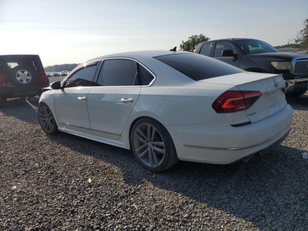 2017 Volkswagen Passat R-Line - Фото 2