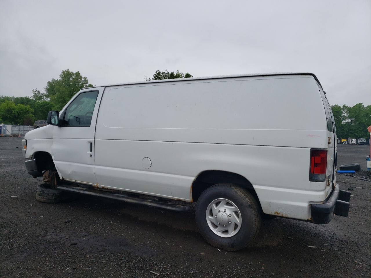 2011 Ford Econoline E250 Van - Фото 2