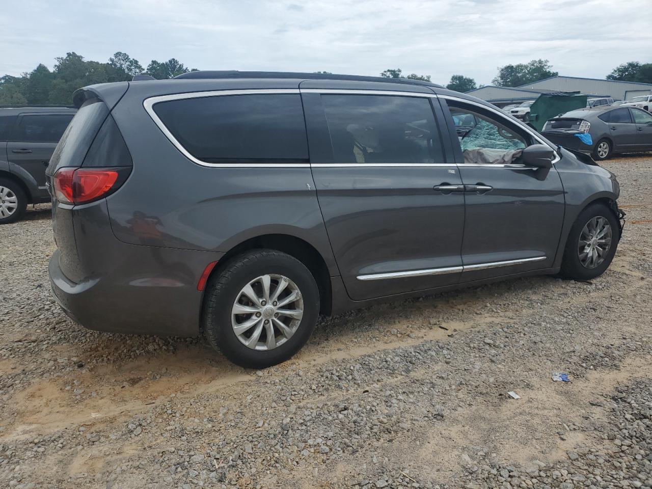 2017 Chrysler Pacifica Touring L - Image 3