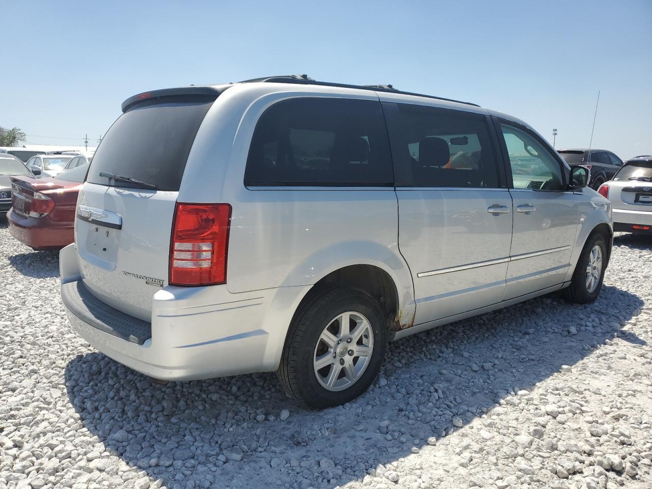 2010 Chrysler Town & Country Touring - Image 3