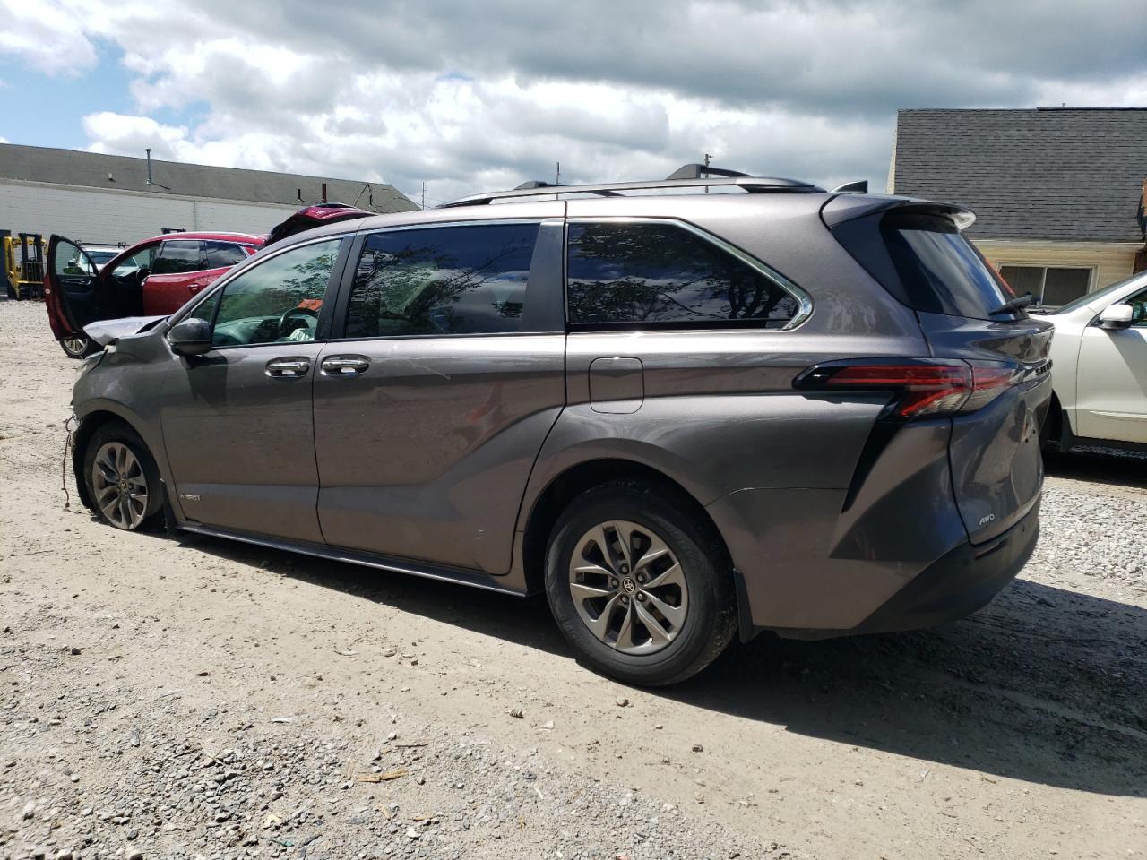 2021 Toyota Sienna Xle - Image 2
