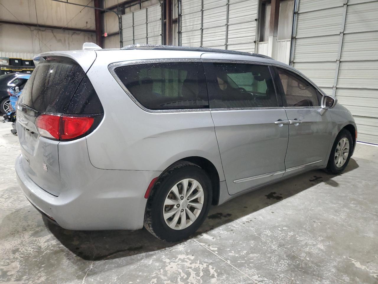 2018 Chrysler Pacifica Touring L - Image 3