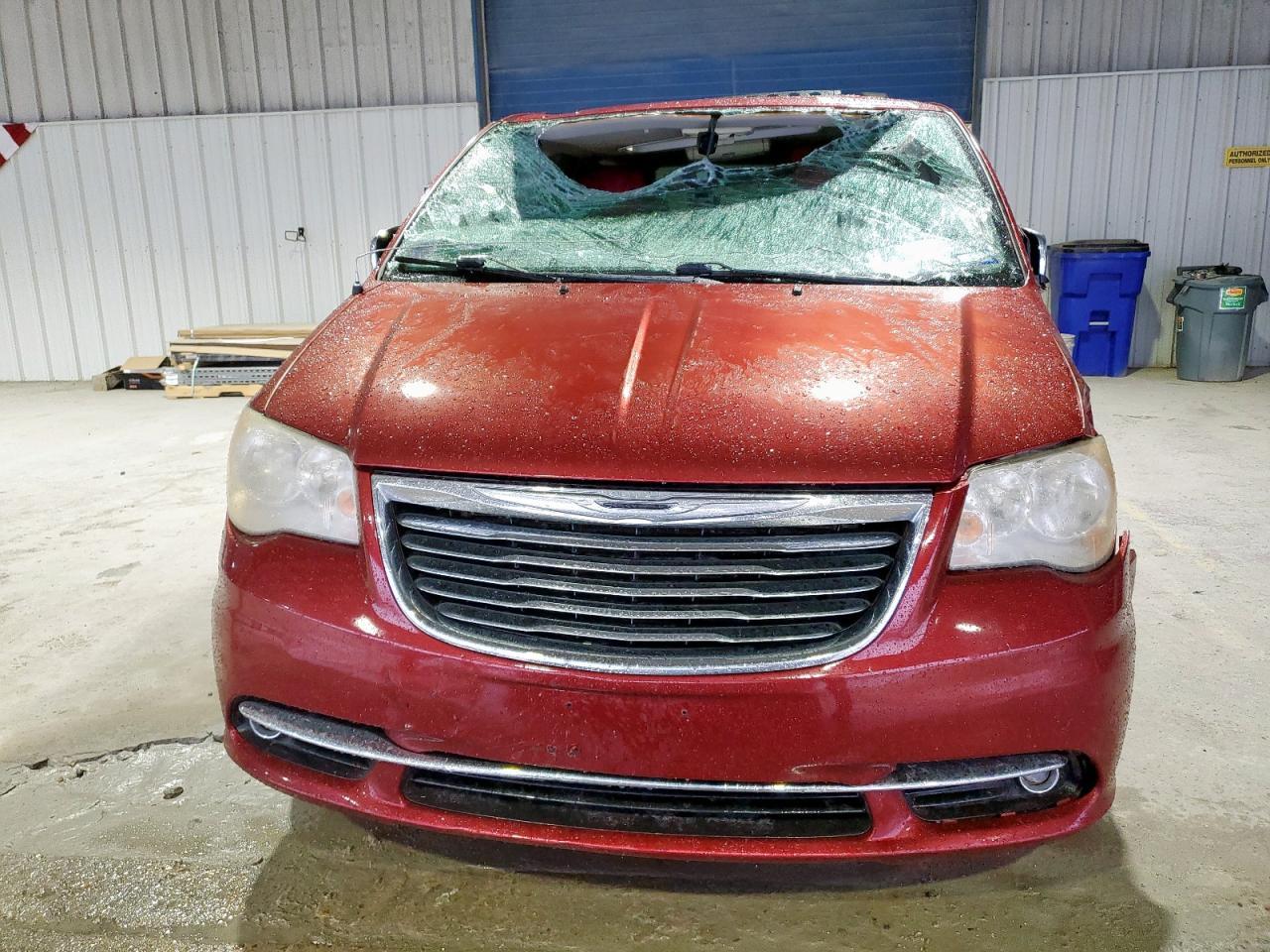 2013 Chrysler Town & Country Touring L - Фото 5