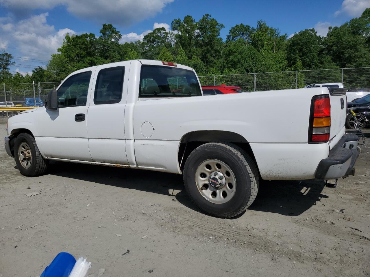 2005 GMC New Sierra C1500 - Image 2