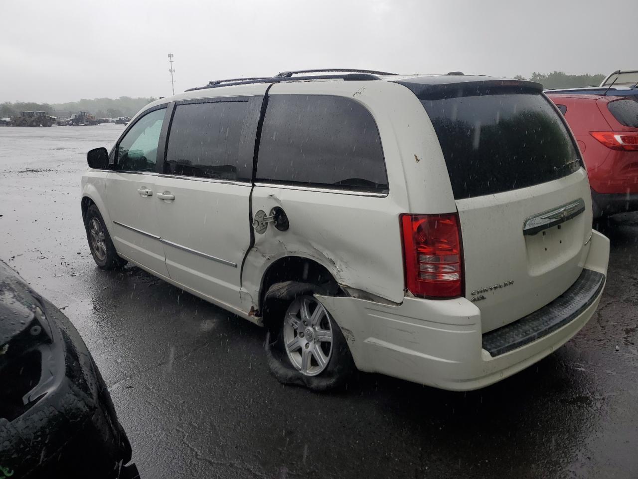2010 Chrysler Town & Country Touring Plus - Фото 2