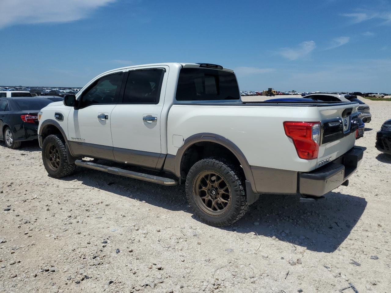 2017 Nissan Titan Sv - Image 2