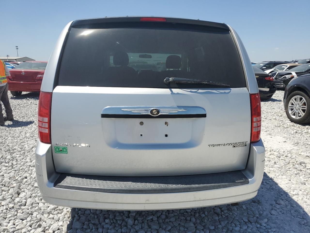 2010 Chrysler Town & Country Touring - Image 6