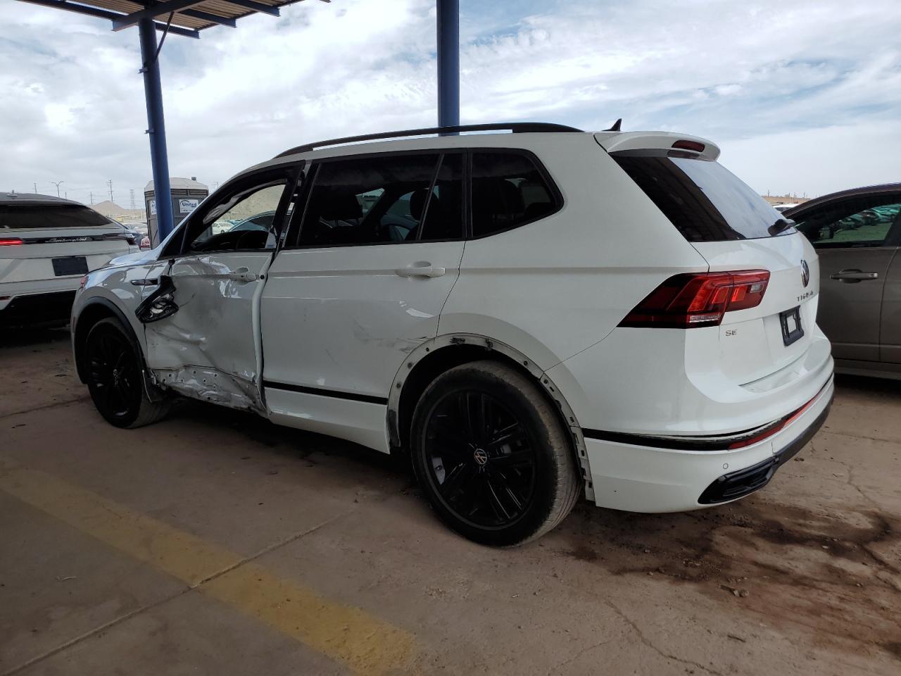 2022 Volkswagen Tiguan Se R-Line Black - Image 2