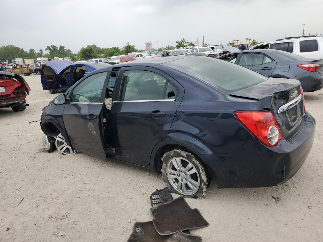 2015 Chevrolet Sonic Lt - Image 2