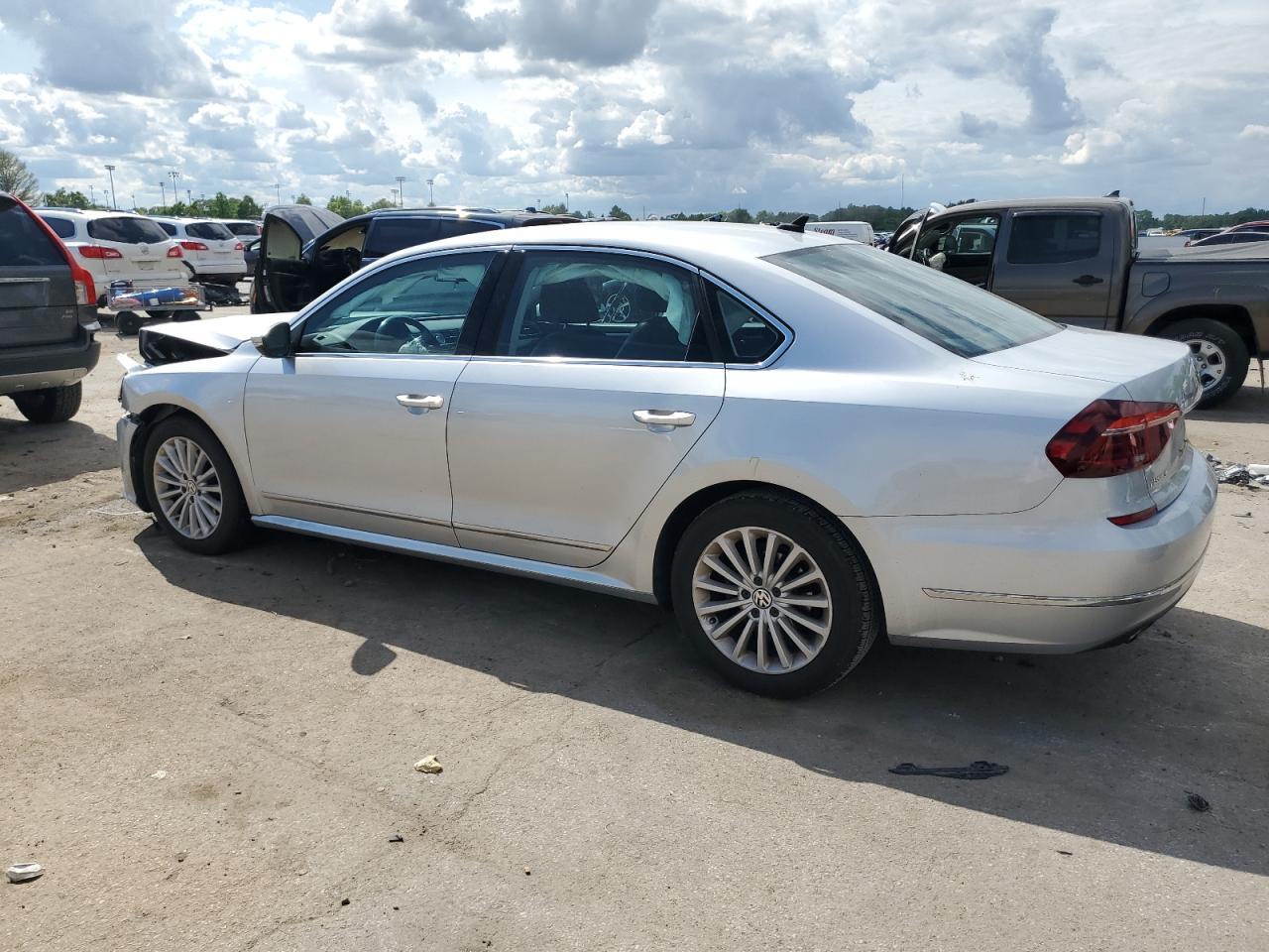 2017 Volkswagen Passat Se - Фото 2