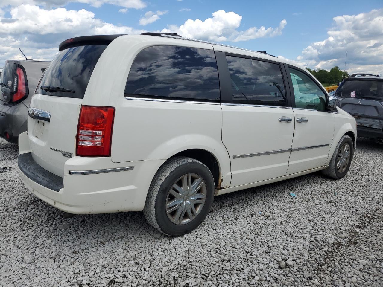 2010 Chrysler Town & Country Limited - Фото 3