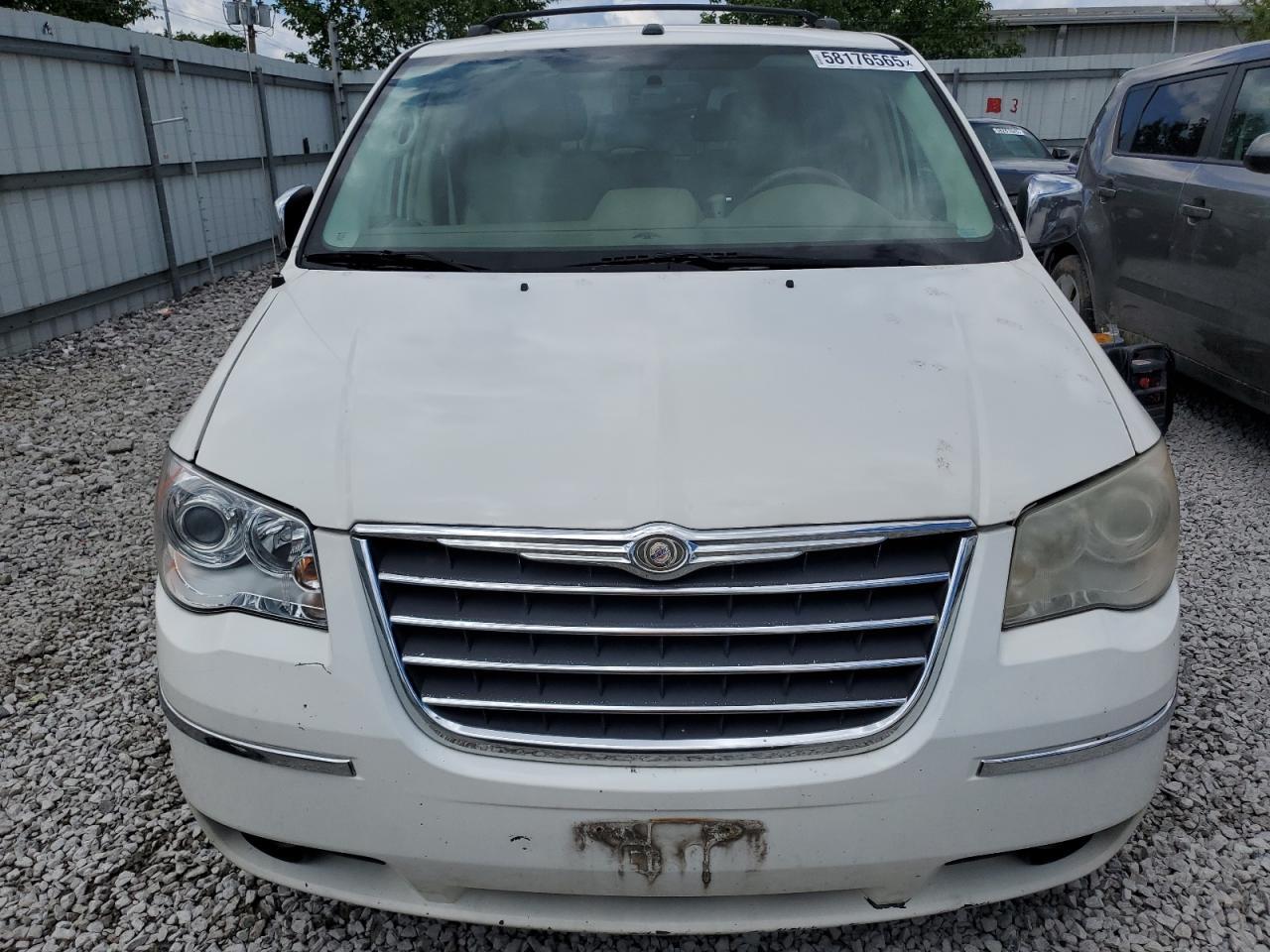2010 Chrysler Town & Country Limited - Фото 5