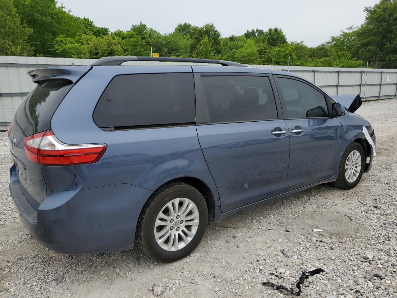 2015 Toyota Sienna Xle - Фото 3
