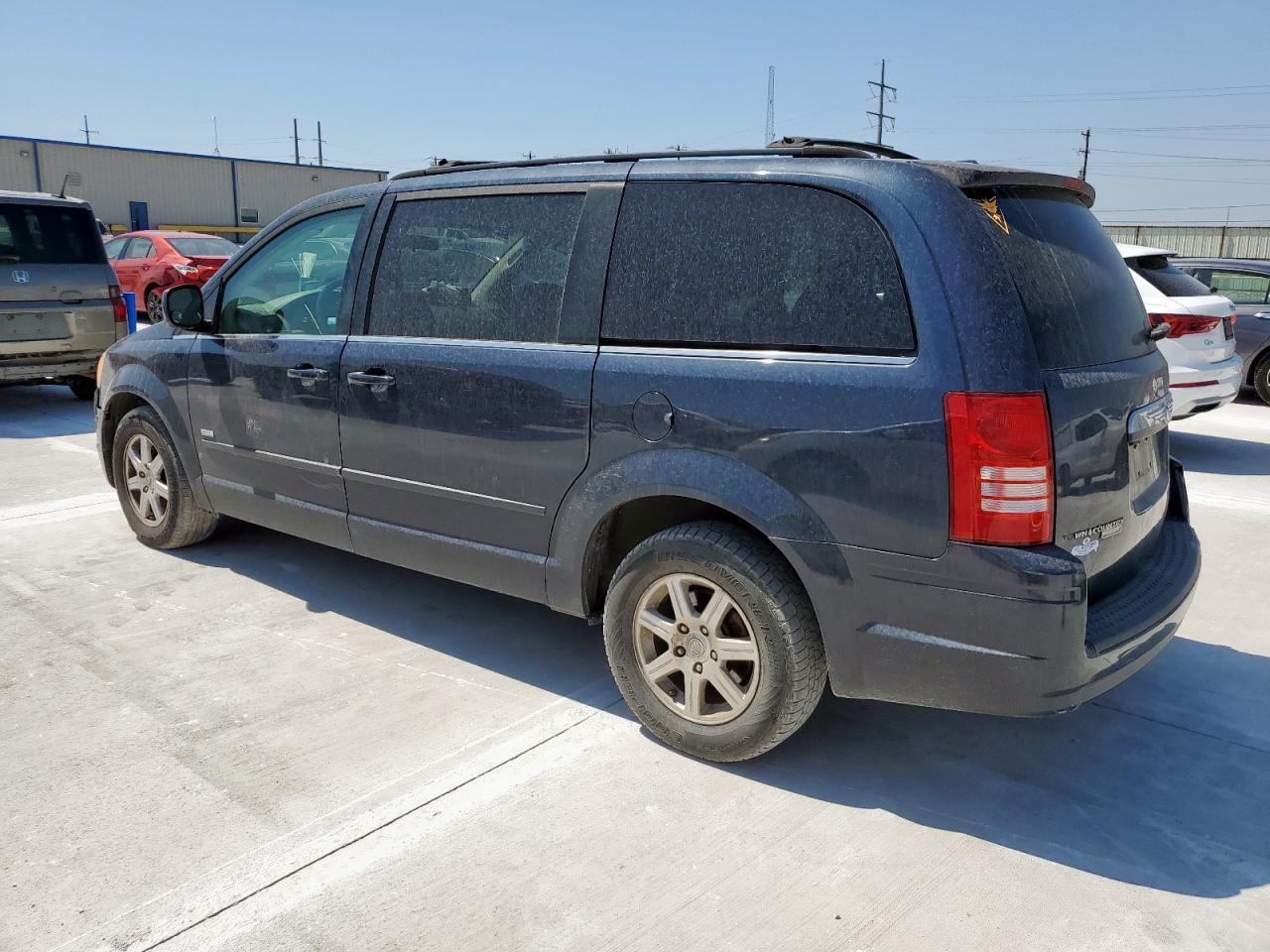 2008 Chrysler Town & Country Touring - Image 2