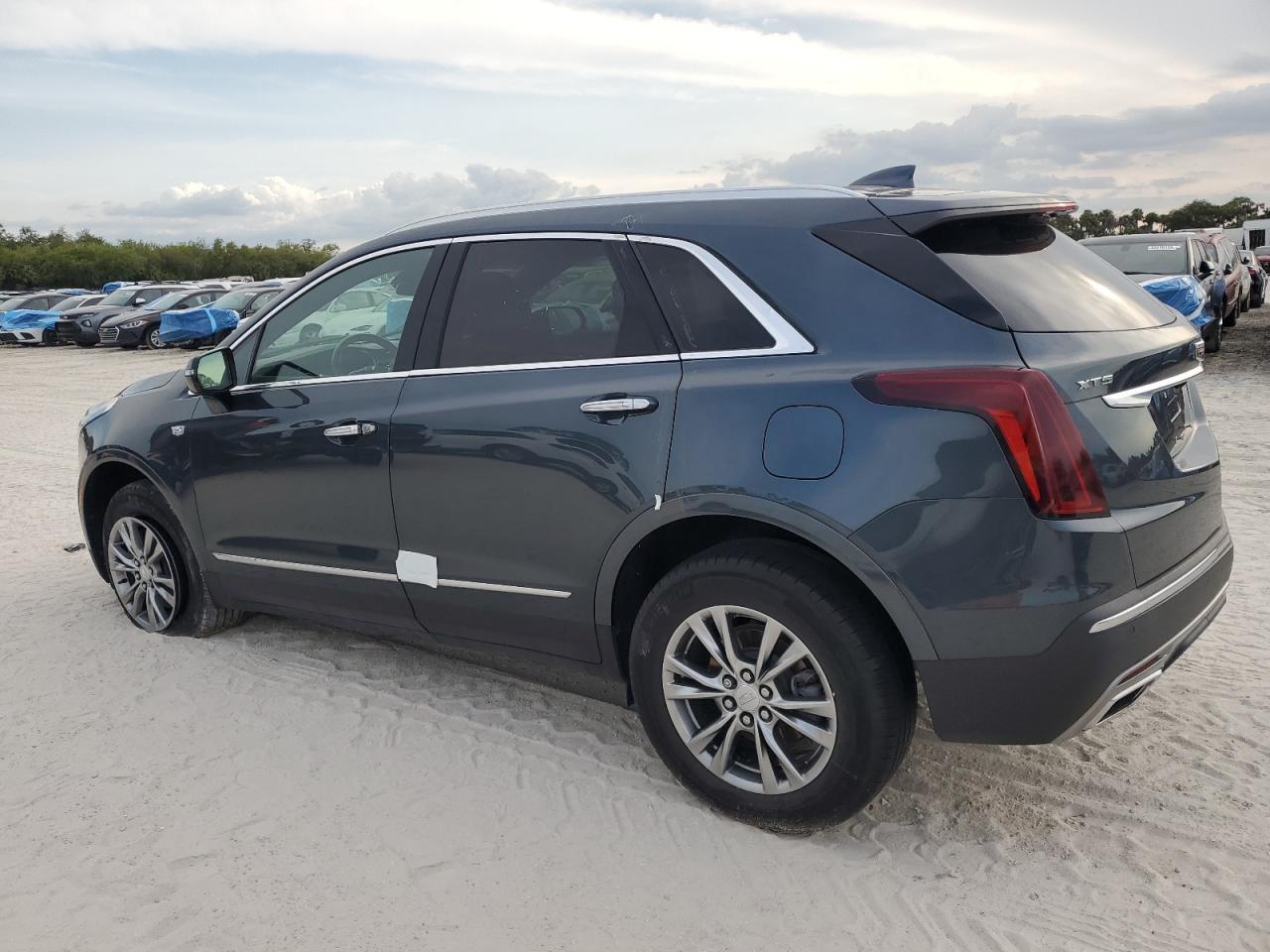 2017 Cadillac Xt5 Premium Luxury - Image 2