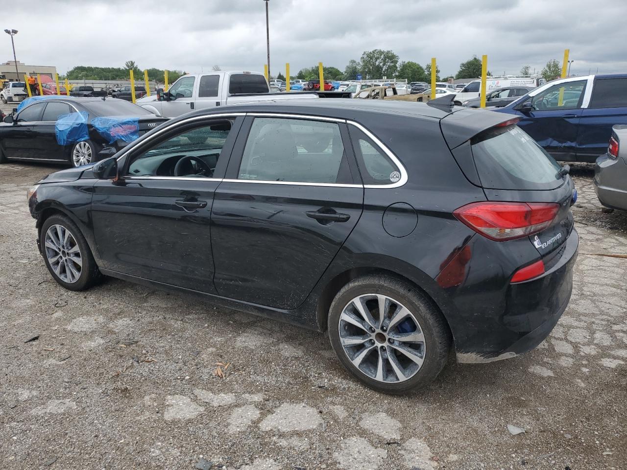 2020 Hyundai Elantra Gt - Image 2