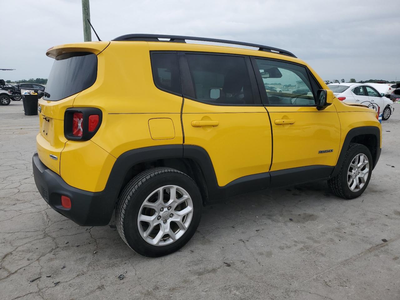 2016 Jeep Renegade Latitude - Image 3